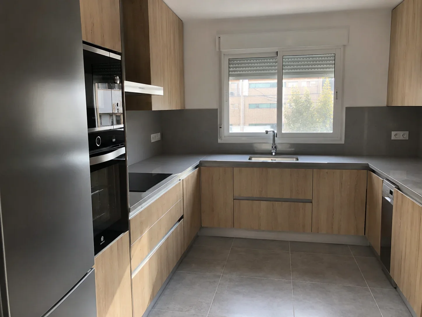 Cocina reformada en madera y gris