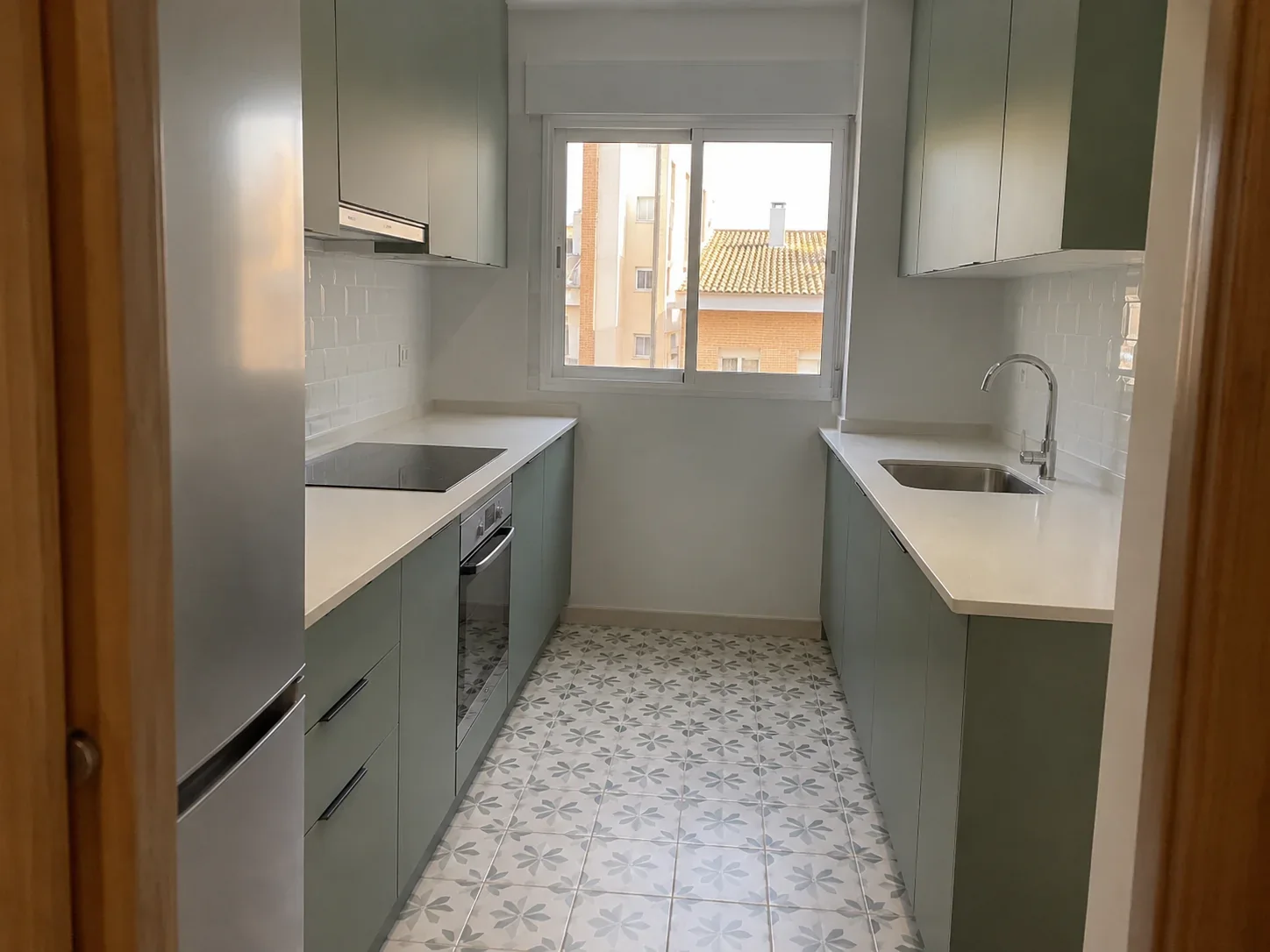 Cocina verde compacta completamente renovada