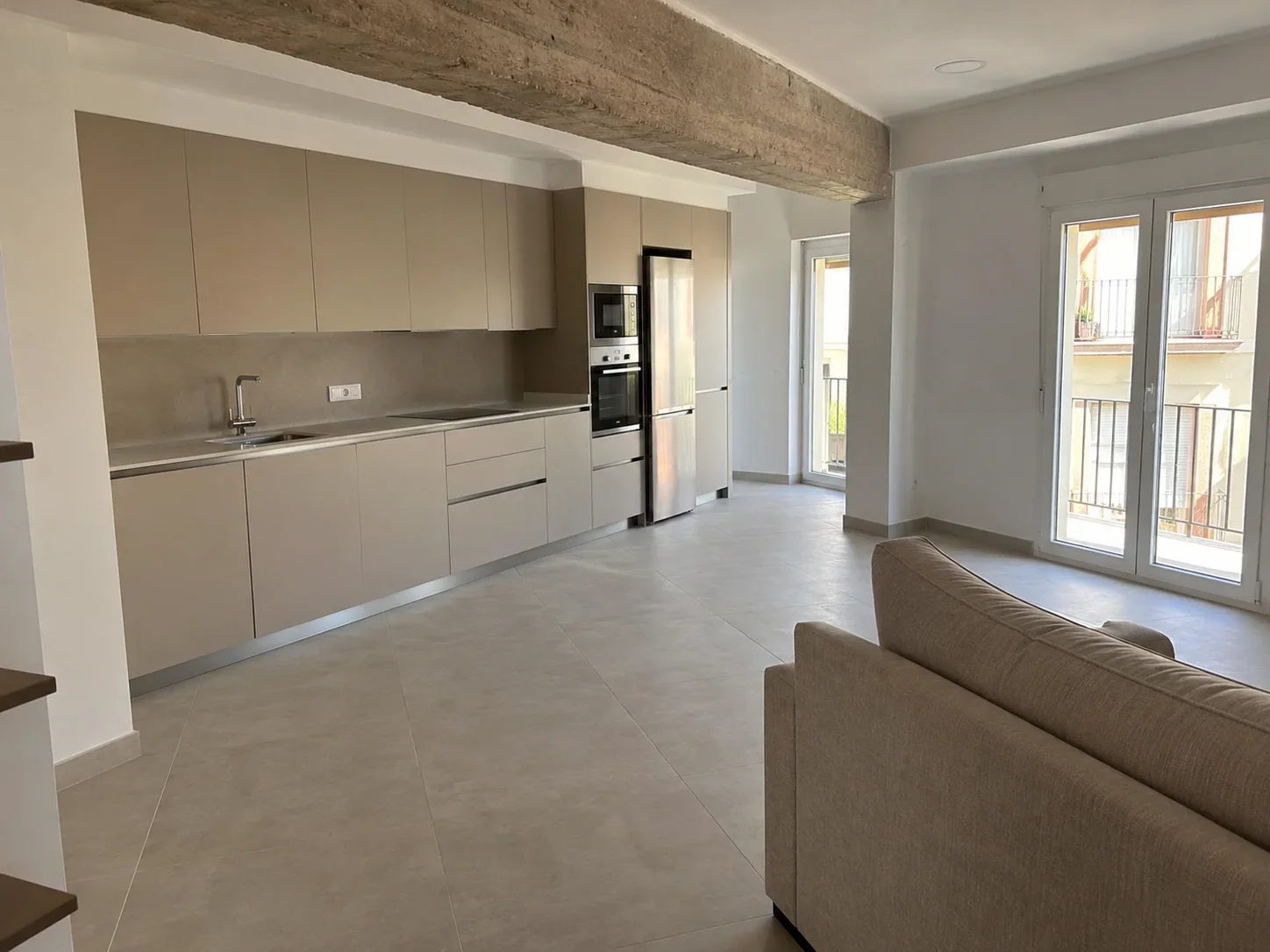 Vivienda reformada con cocina y salón integrados